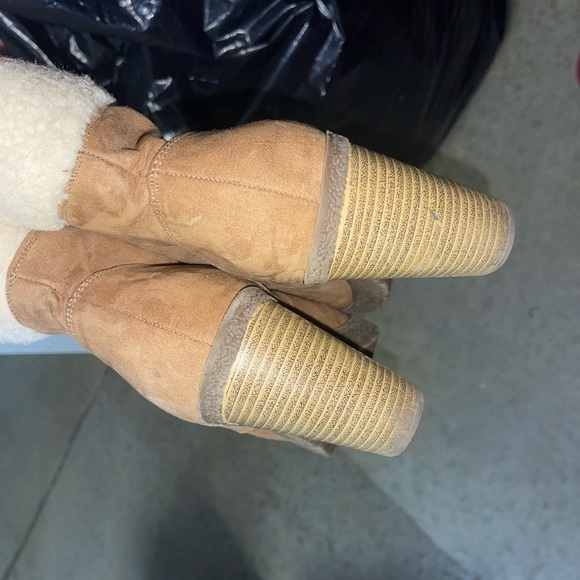 Tan Heeled Boots Size 9.5 - Picture 2 of 4
